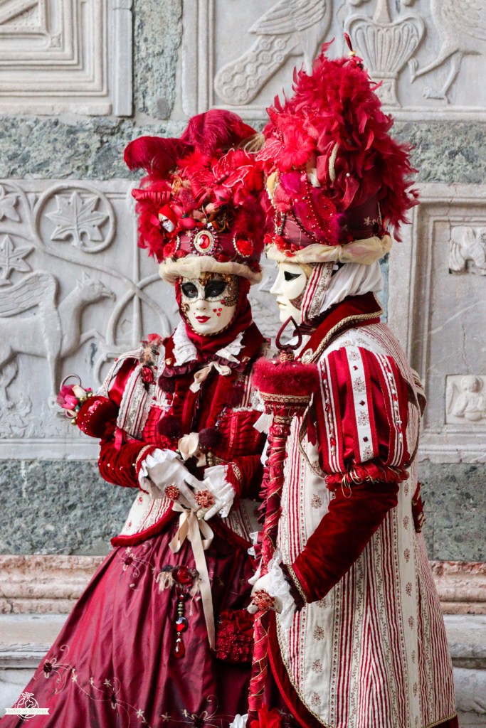 Kolorowe kostiumy podczas konkursu masek na Piazza San Marco