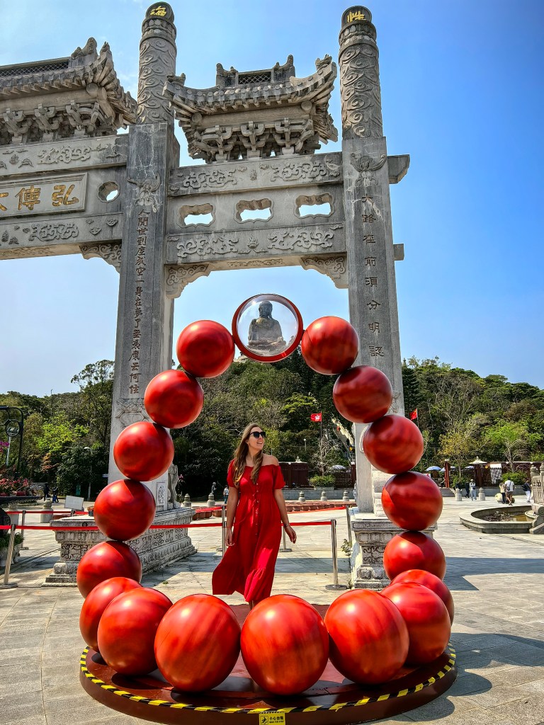 Posąg Wielkiego Buddy Tian Tan widziany spod schodów, Hongkong