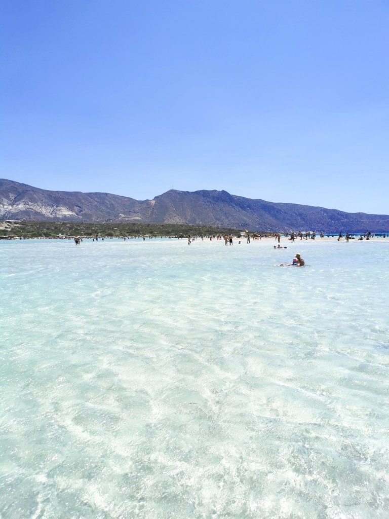 Elafonisi - przewodnik po różowej plaży Krety Czysta, błękitna woda przy brzegu plaży Elafonisi