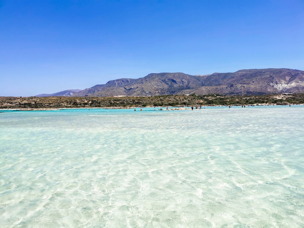Elafonisi - przewodnik po różowej plaży Krety Laguna na plaży Elafonisi – lazurowa woda i spokojna zatoka