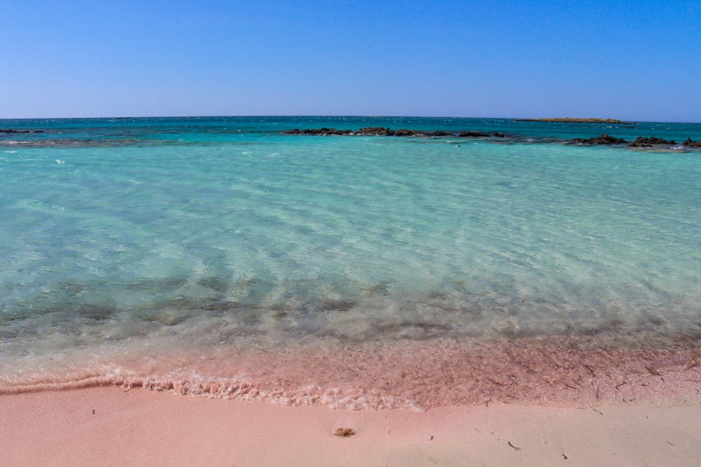 Elafonisi - przewodnik po różowej plaży Krety Kolorowa plaża Elafonisi – różowy piasek i turkusowa woda