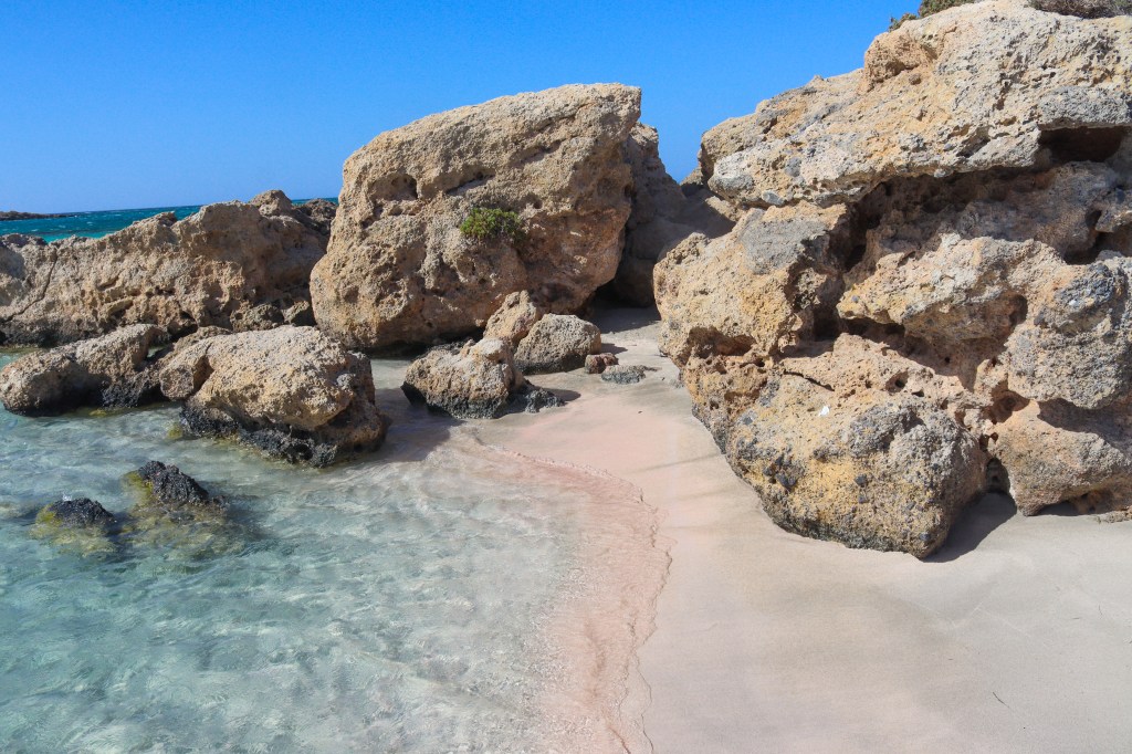 Elafonisi - przewodnik po różowej plaży Krety Plaża Elafonisi – turkusowa woda i jasny piasek