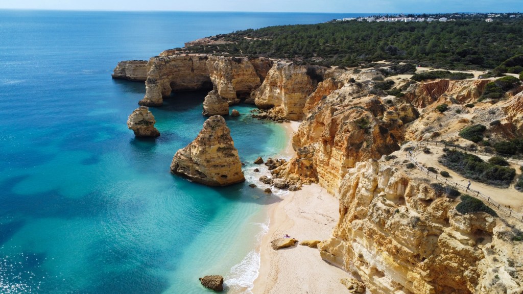 Złociste klify otaczające Praia da Marinha i turkusowe wody Oceanu Atlantyckiego – jedna z najpiękniejszych plaż Algarve w Portugalii