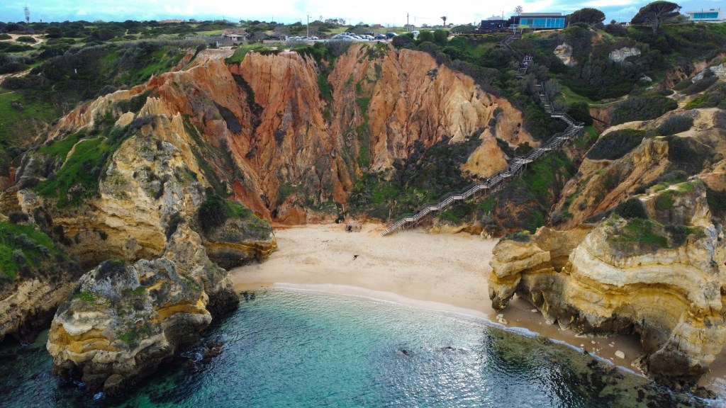 Drewniane schody na klifie prowadzące na Praia do Camilo w Lagos, Portugalia