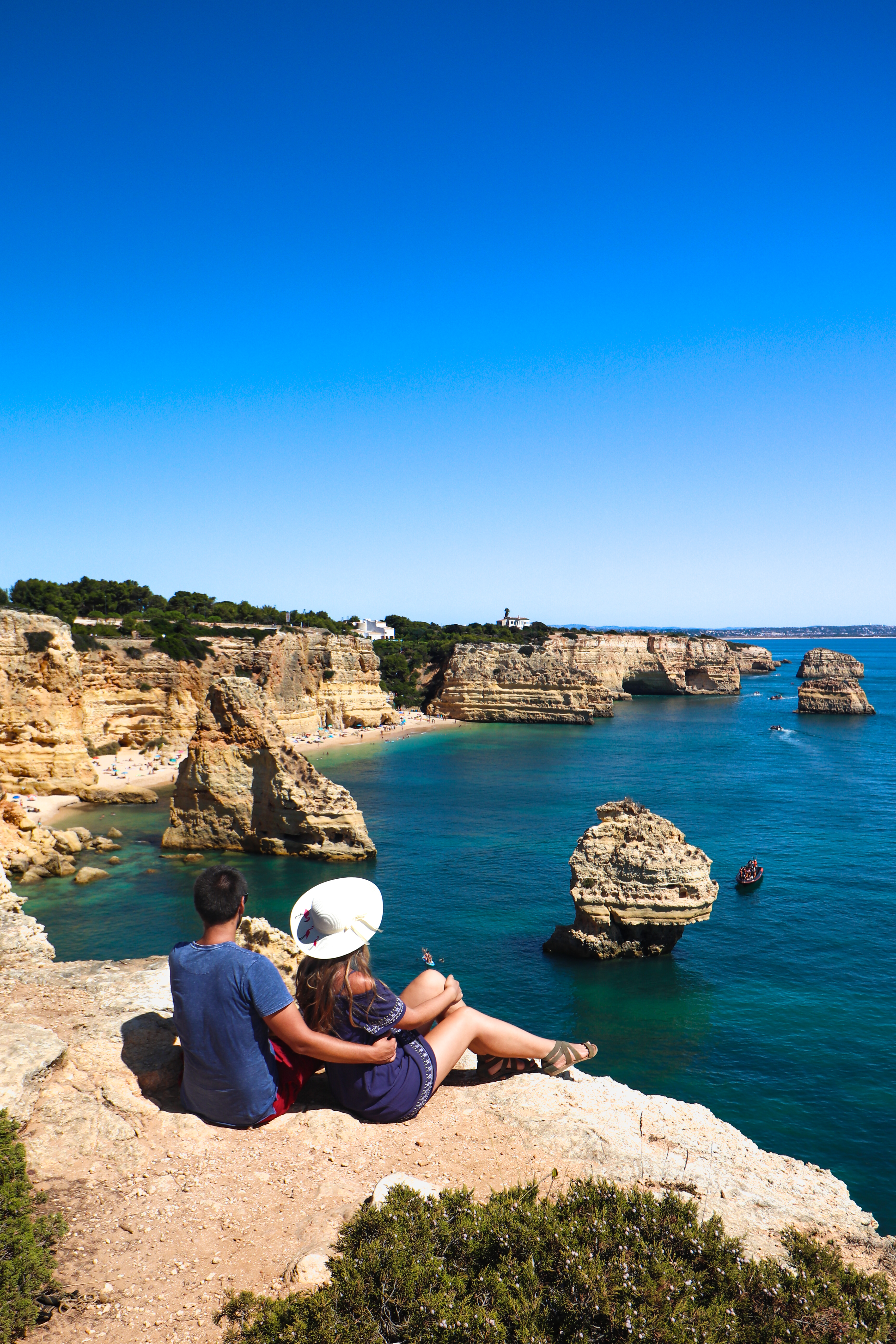 Klify i piaszczysta plaża Algarve z turkusową wodą Atlantyku