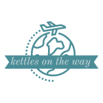 Logo przedstawiające glob z samolotem na tle i napisem "kettles on the way".
