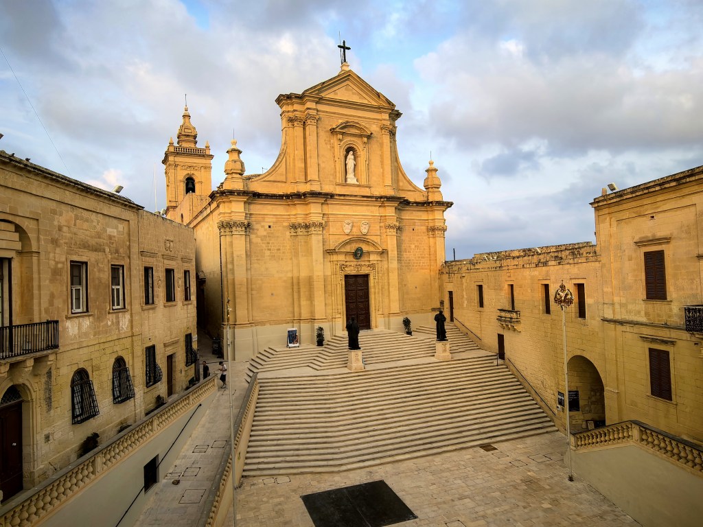 Escadaria e fachada principal da Catedral da Assunção na praça da Cittadella, Victoria, Gozo