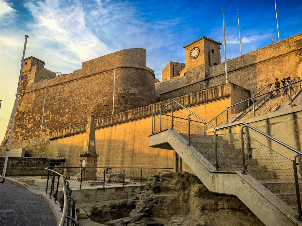 Fortaleza da Cittadella ao pôr-do-sol, com a imponente torre do relógio e muralhas douradas, Victoria, Gozo