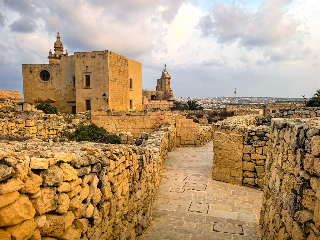 Labirinto de ruas estreitas em pedra e muralhas antigas da Cittadella, com vista para Victoria, Gozo, Malta