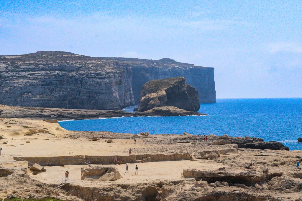 Panorama Dwejra Bay na Gozo – wapienne klify, lazurowa woda i monumentalna skała Fungus Rock, Malta