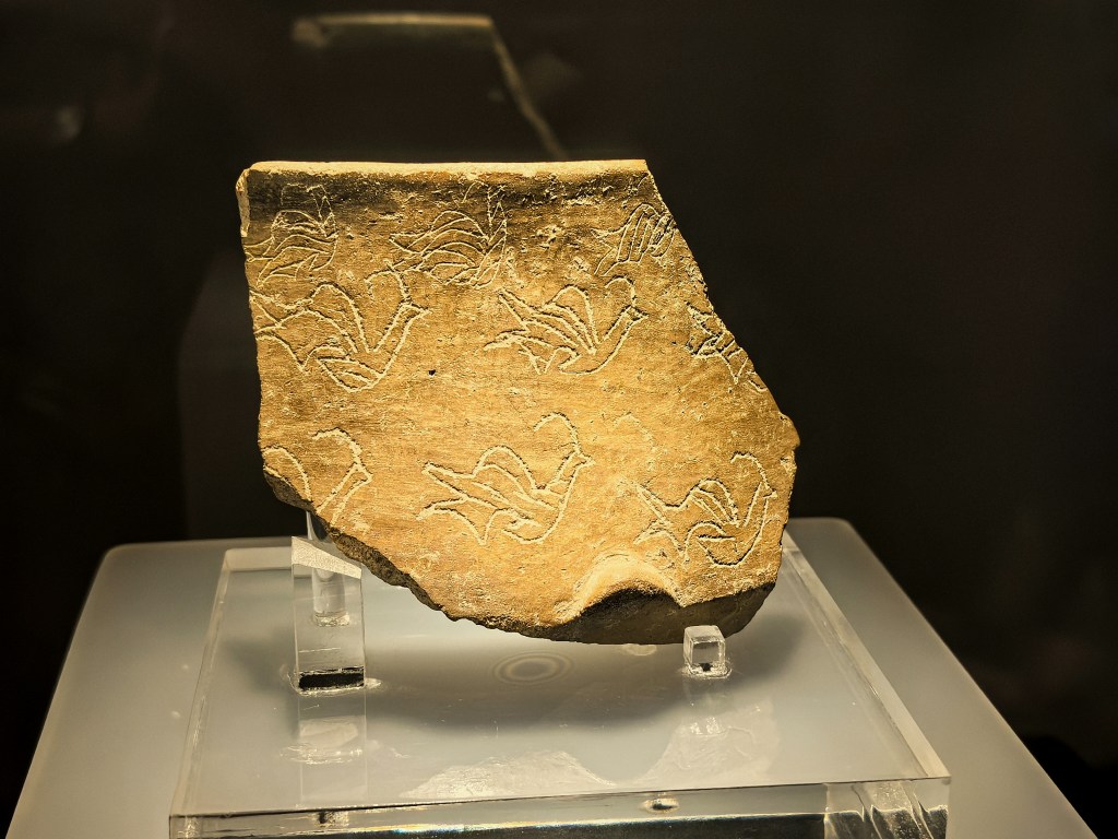 Fragment neolitycznej ceramiki z wygrawerowanymi motywami ptaków – eksponat muzeum przy świątyniach Ġgantija na Gozo, Malta