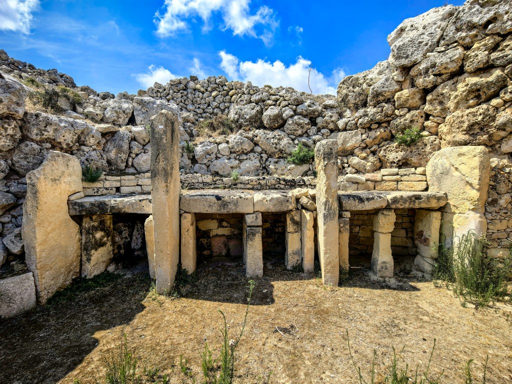 Prehistoryczne wnętrze świątyni Ġgantija – masywne pionowe i poziome kamienie konstrukcyjne, otoczone kamiennym murem, Gozo, Malta