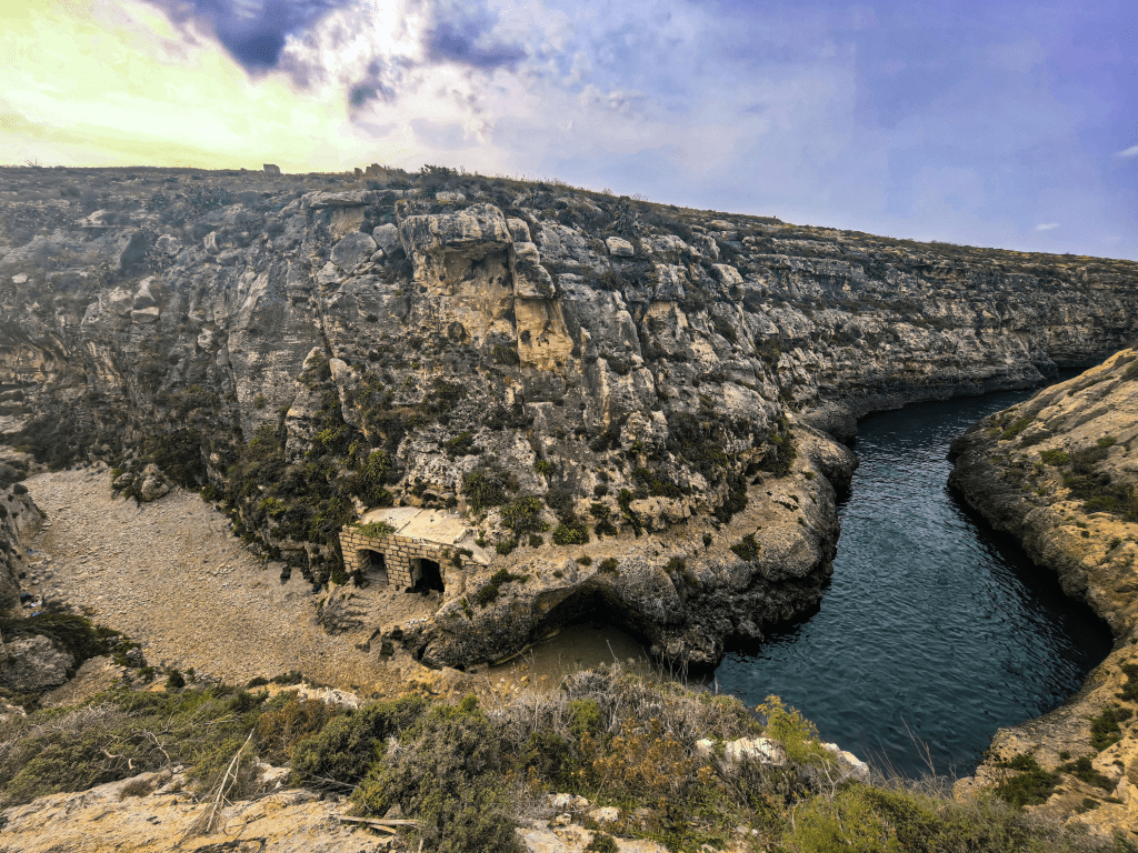 Desfiladeiro estreito de Wied il-Għasri com águas cristalinas e paredes de rocha calcária em Gozo, Malta