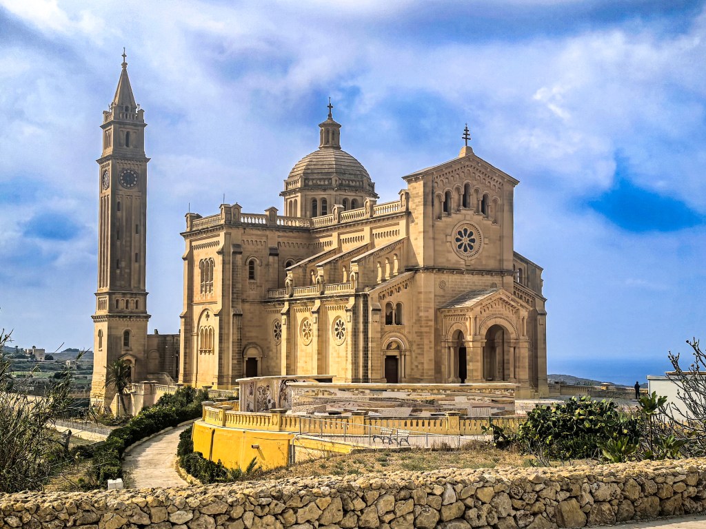 Vista exterior da monumental Basílica de Ta’ Pinu em Gozo, Malta