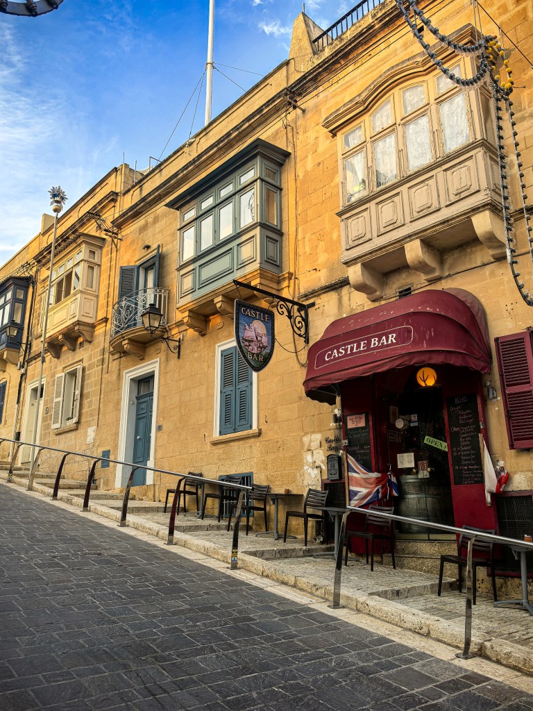 Stroma uliczka z tradycyjnymi maltańskimi balkonami w Victorii (Rabacie) na Gozo