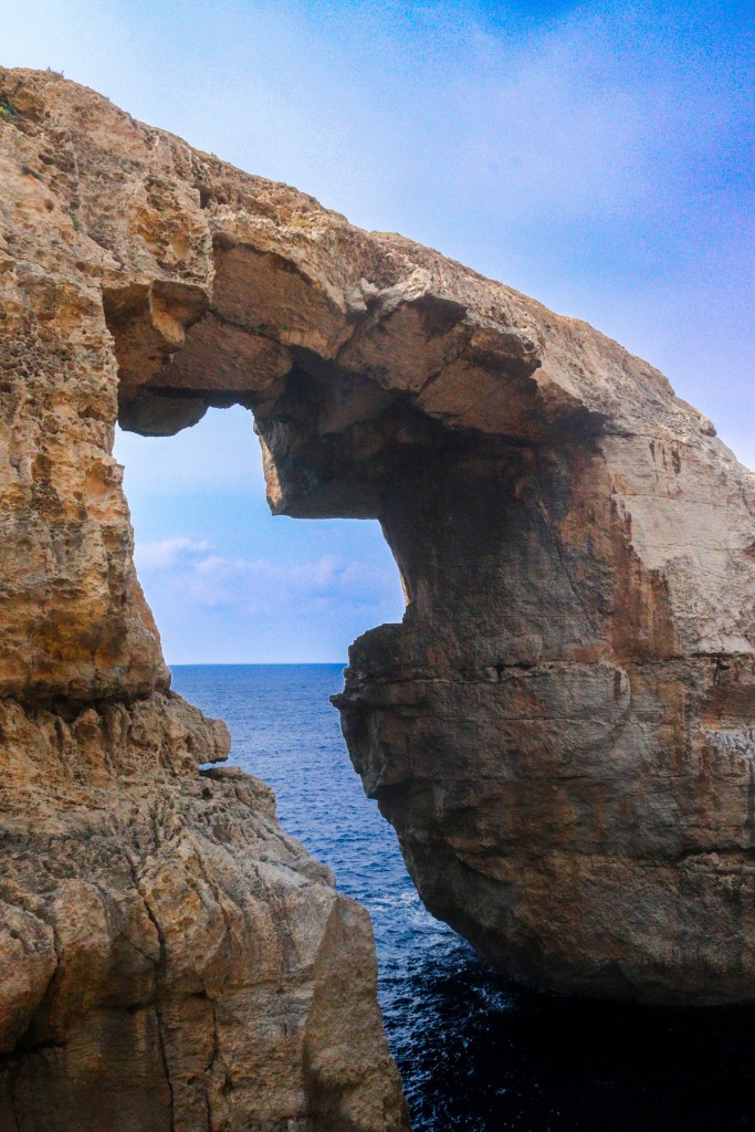 Naturalne okno skalne Wied il-Mielaħ na zachodnim wybrzeżu wyspy Gozo, Malta