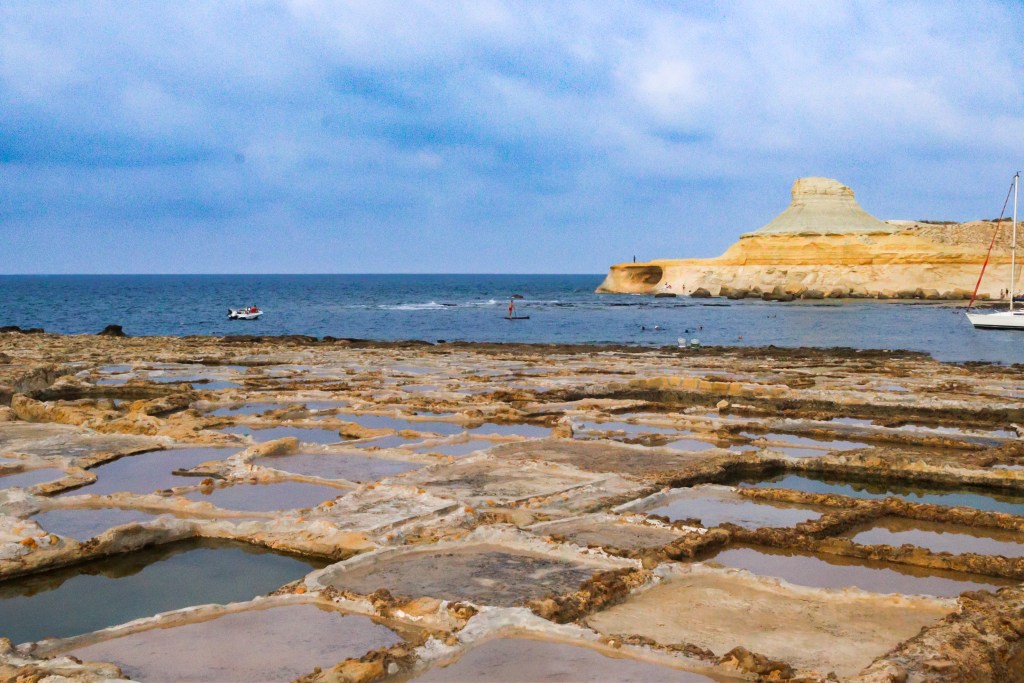 Panwie solne Xwejni na północnym wybrzeżu Gozo z widokiem na morze i Xwejni Rock Malta