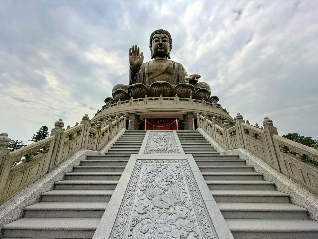 Vista próxima das escadas que levam à estátua do Grande Buda Tian Tan, Hong Kong.
