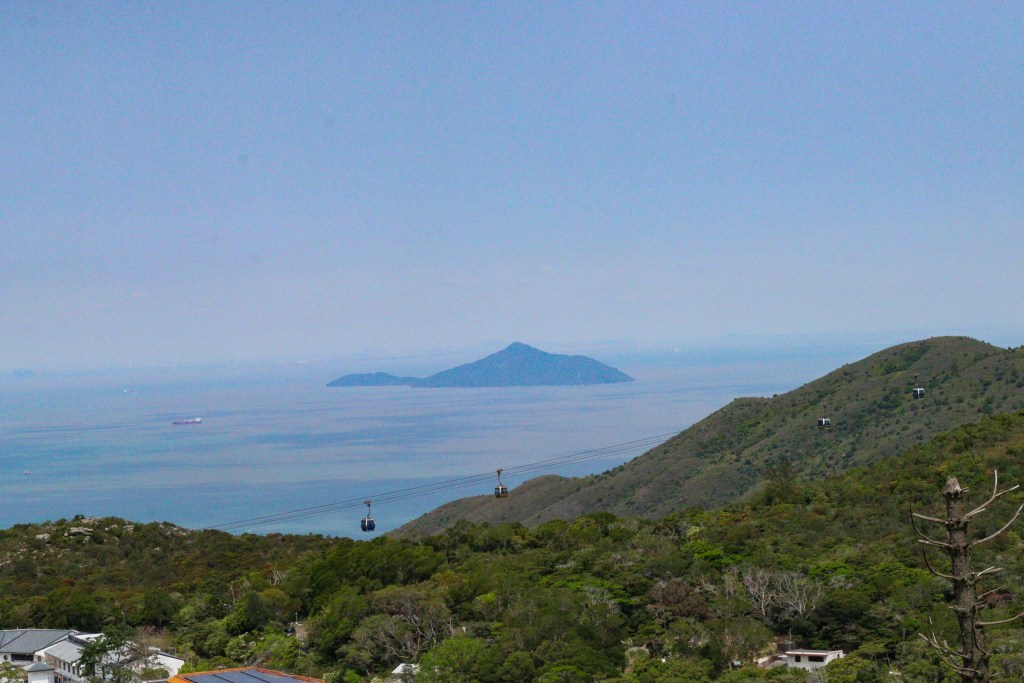 Vista de montanhas e mar da Ilha de Lantau com teleféricos, Hong Kong.