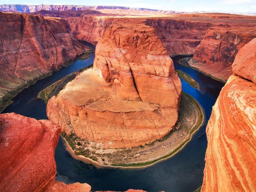 Widok na Horseshoe Bend, zakole rzeki Kolorado otoczone czerwonymi skałami w Arizonie.