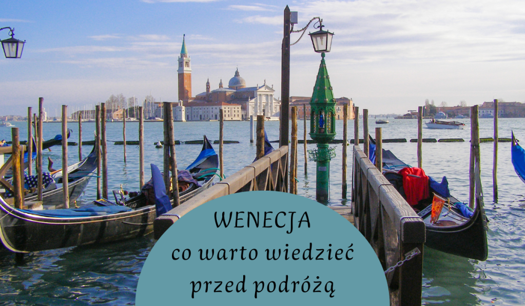 Widok na kanał w Wenecji z gondolami i budynkami w tle. W centrum tekst: Wenecja - co warto wiedzieć przed podróżą