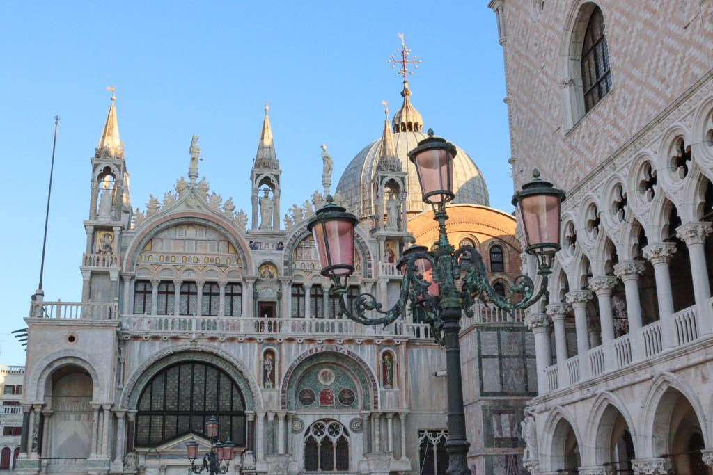 Veneza: Tudo o que deves saber antes da tua viagem Basílica de São Marcos e candeeiro cor-de-rosa à hora dourada em Veneza