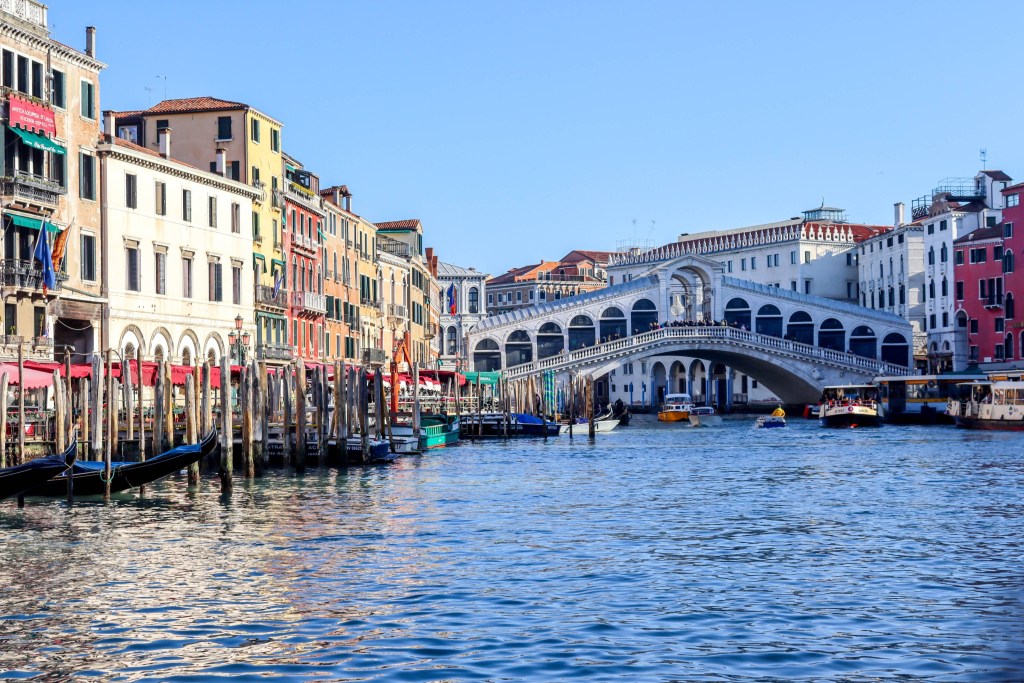 Veneza: Tudo o que deves saber antes da tua viagem Vista panorâmica do Grande Canal e da Ponte de Rialto em Veneza