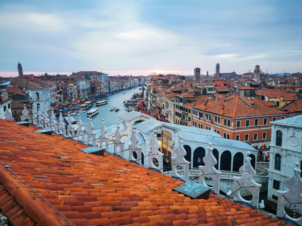 Veneza: Tudo o que deves saber antes da tua viagem Panorama visto de um terraço com a Ponte de Rialto e o Grande Canal em Veneza