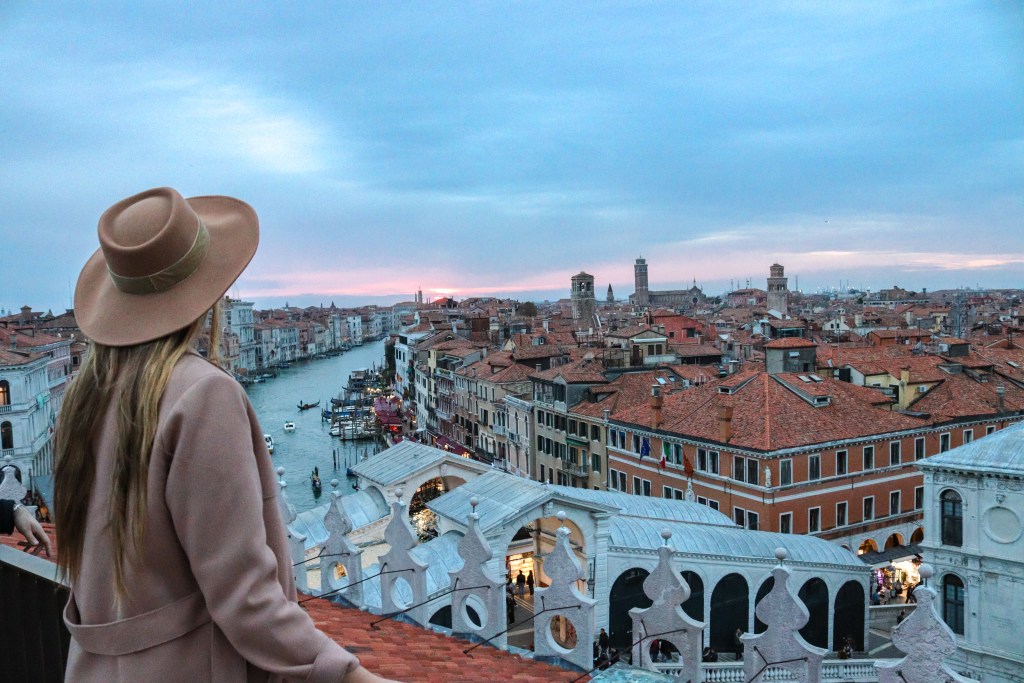 Veneza: Tudo o que deves saber antes da tua viagem Panorama dos telhados e canais de Veneza a partir do terraço do Fondaco dei Tedeschi