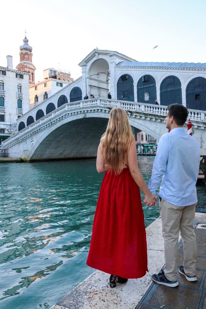 Para patrząca na most Rialto nad Canal Grande w Wenecji