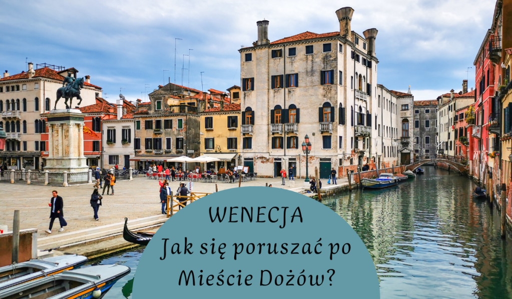 Widok na kanał w Wenecji z budynkami i pomnikiem na placu. W tle turyści i łodzie.