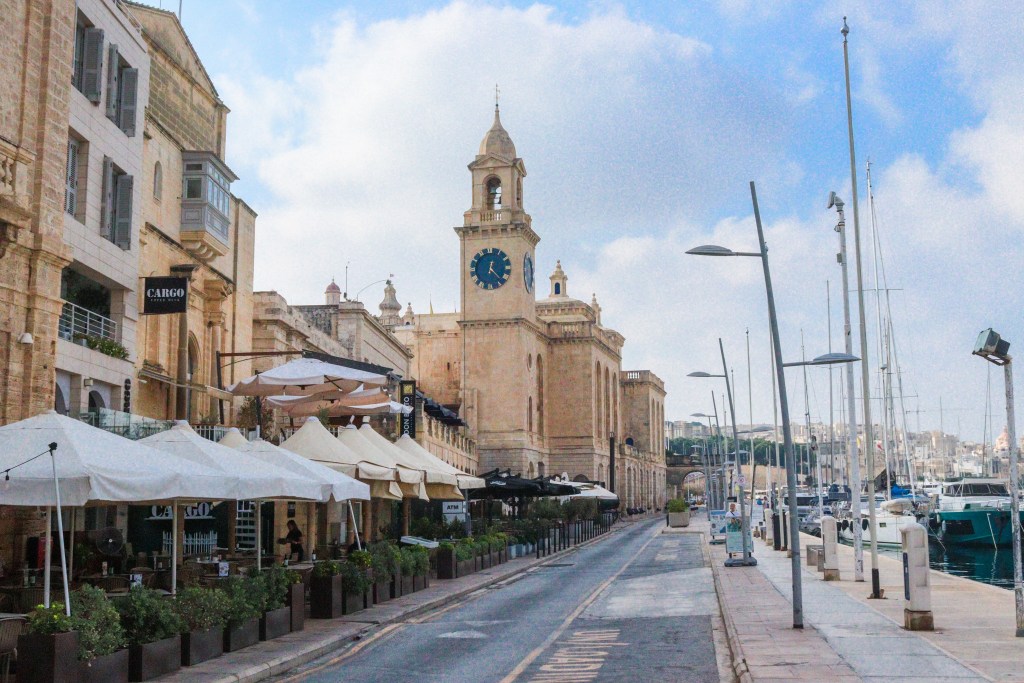 Malta Maritime Museum z wieżą zegarową i restauracjami przy marinie z jachtami w Birgu na Malcie.