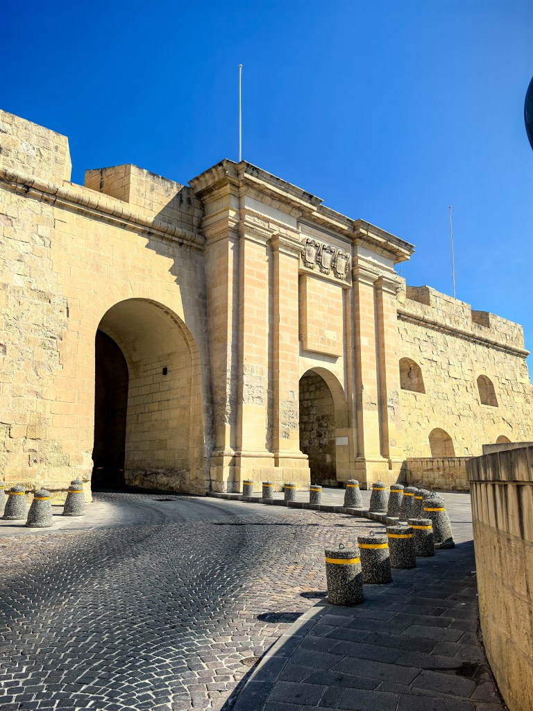 Monumentalna brama miejska do Fortu św. Michała w Isli (Senglei) z piaskowymi murami.