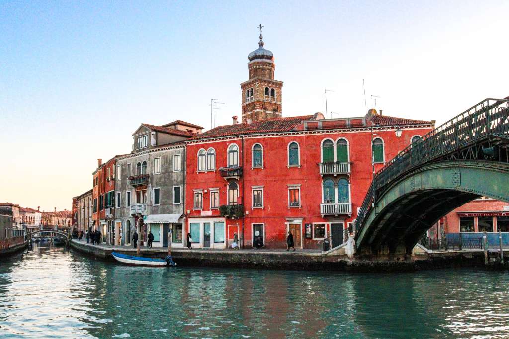 Wenecja – jak się poruszać po Mieście Dożów? Kolorowe kamienioczki na wyspie Murano nad Canal Grande di Murano, przy Ponte Longo.