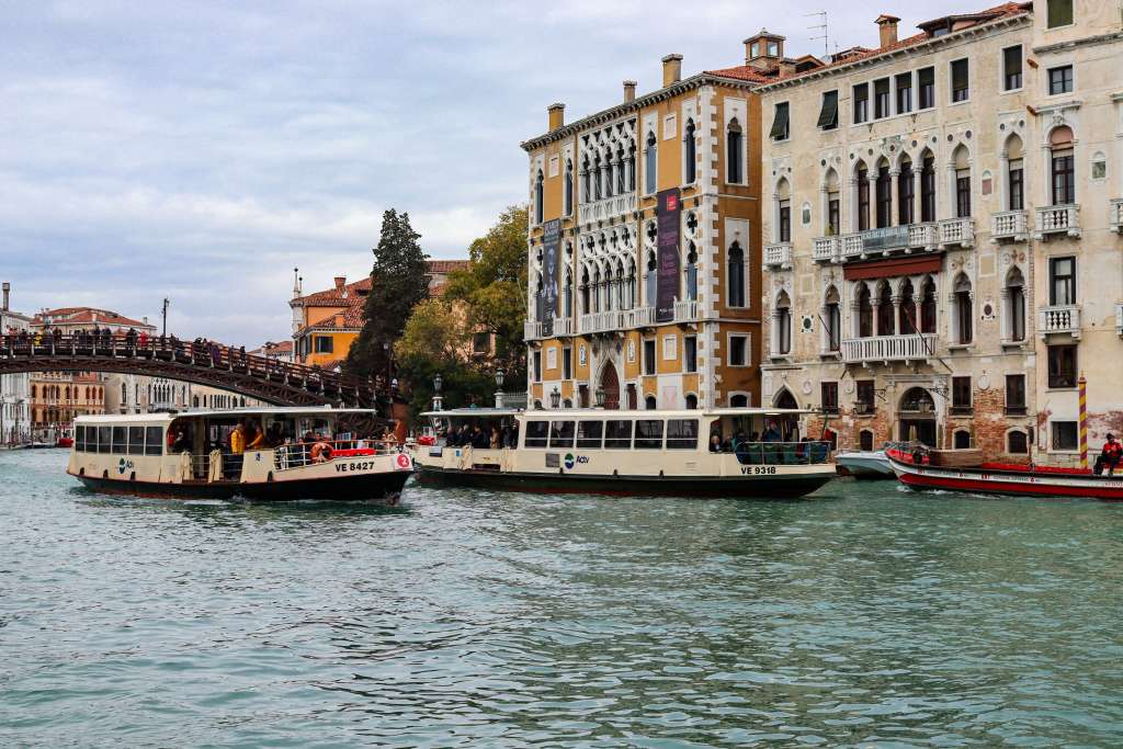 Wenecja – jak się poruszać po Mieście Dożów? Vaporetto płynące po Canal Grande w Wenecji – główny transport wodny w mieście