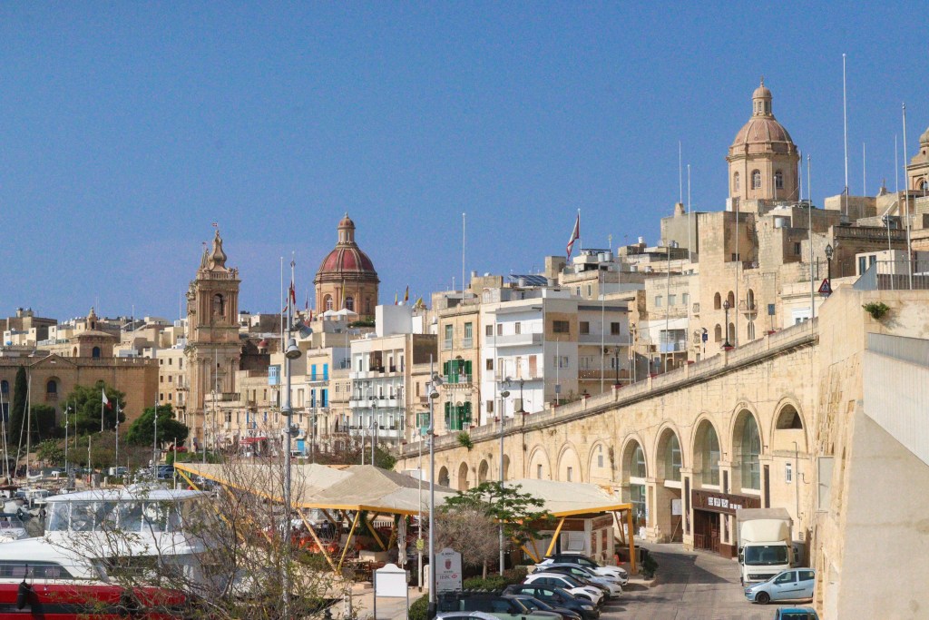 Widok na Birgu i górujące nad kamienicami kopuły kościołów z nabrzeża w Bormli.