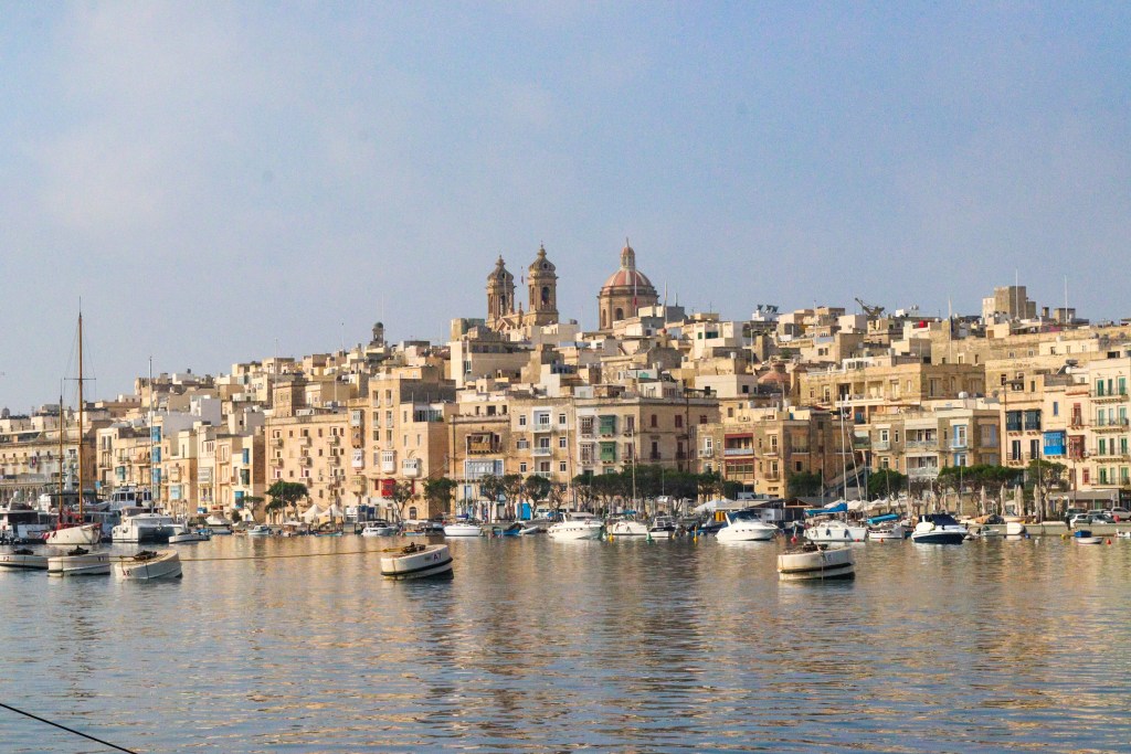Widok na Islę - nabrzeże oraz marinę z licznymi łodziami z przeciwległego Birgu.