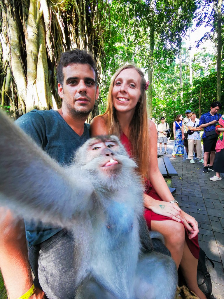 Zwiedzanie Monkey Forest w Ubud – praktyczny przewodnik po Małpim Lesie Turyści robiący zdjęcie z makakiem w Monkey Forest w Ubud