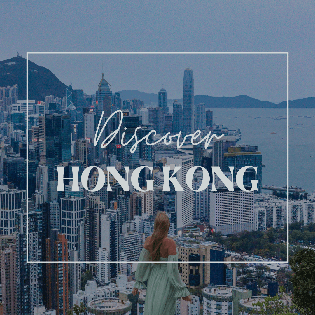 Widok na Hongkong z kobietą w zielonej sukience na pierwszym planie, zachęcający do odkrywania miasta.