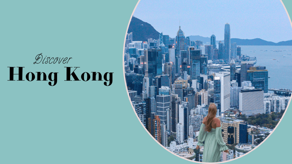 Kobieta w zielonej sukience patrzy na panoramiczny widok Hongkongu z wysokości, z wieloma drapaczami chmur i morzem w tle.