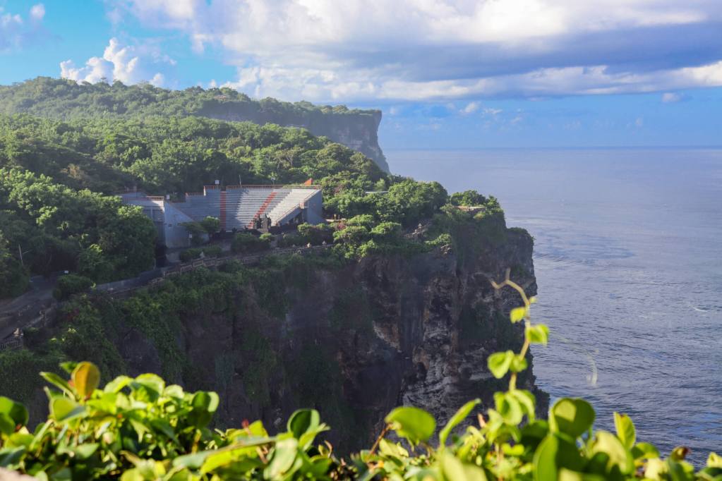 Świątynia Uluwatu, Bali – Kompletny przewodnik Amfiteatr na szczycie klifu, gdzie odbywa się taniec Kecak – Uluwatu Bali przewodnik.