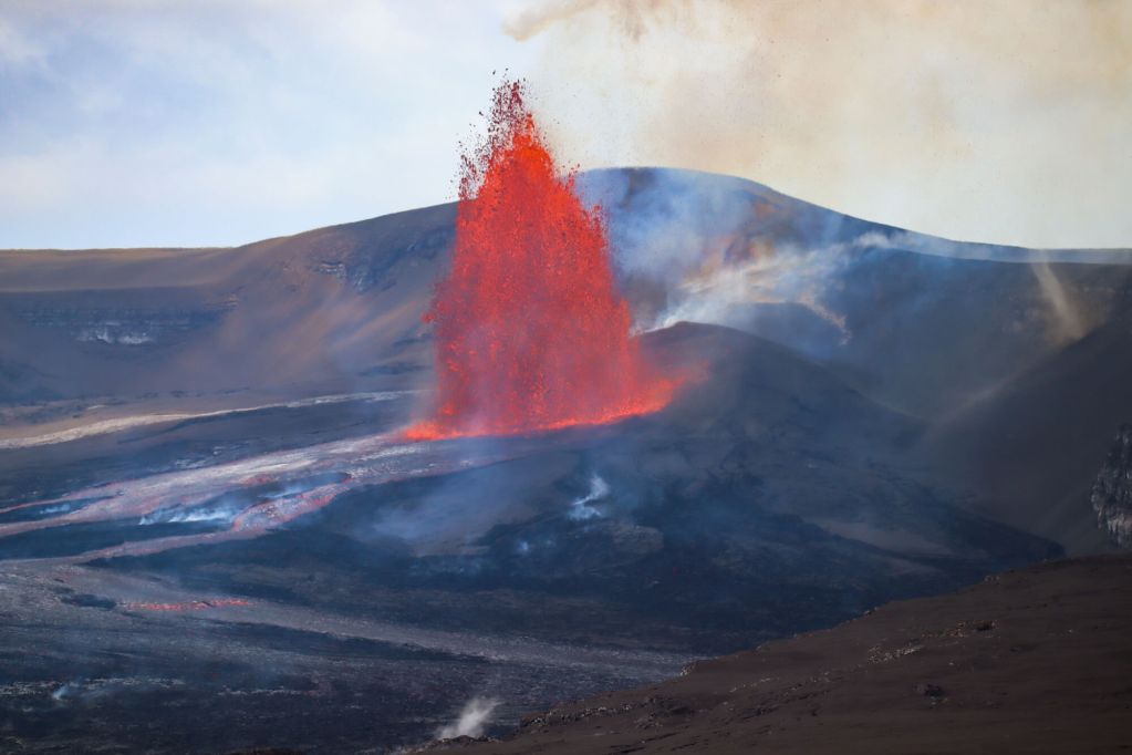Szeroki widok na kalderę z fontanną lawy. Big Island obserwacja wulkanu o poranku.