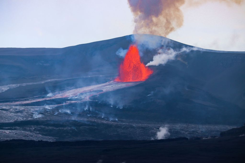 Erupcja Kīlauea na żywo: Jak zaplanować oglądanie lawy na Hawajach? (2026) Zbliżenie na fontannę lawy podczas erupcji Kīlauea na Hawajach