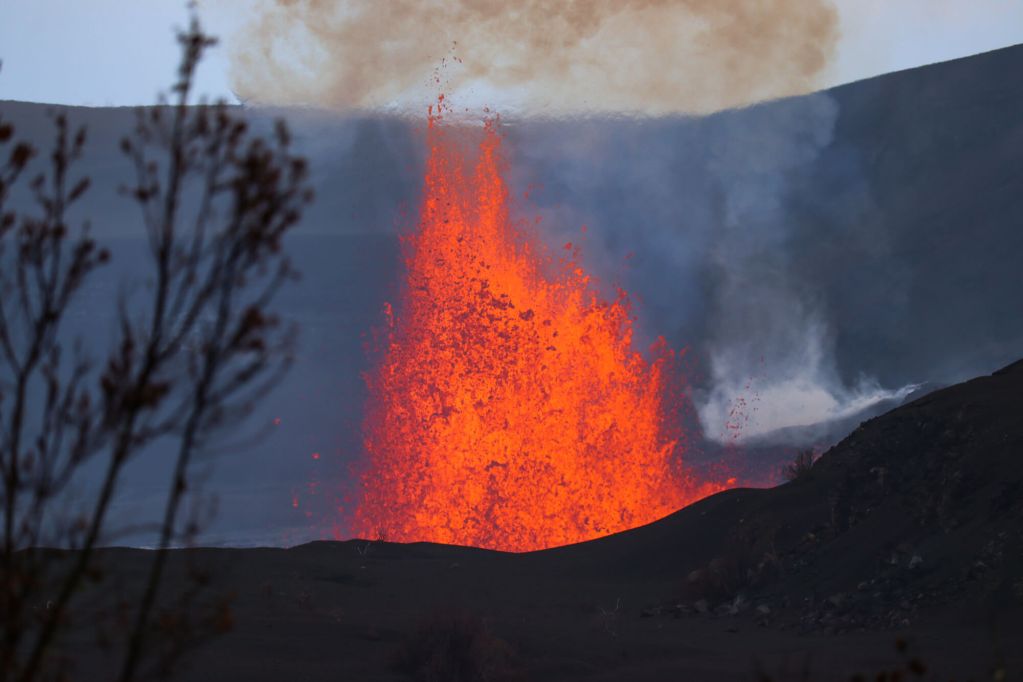 Erupcja Kīlauea – fontanna lawy widziana z punktu obserwacyjnego na Big Island na Hawajach