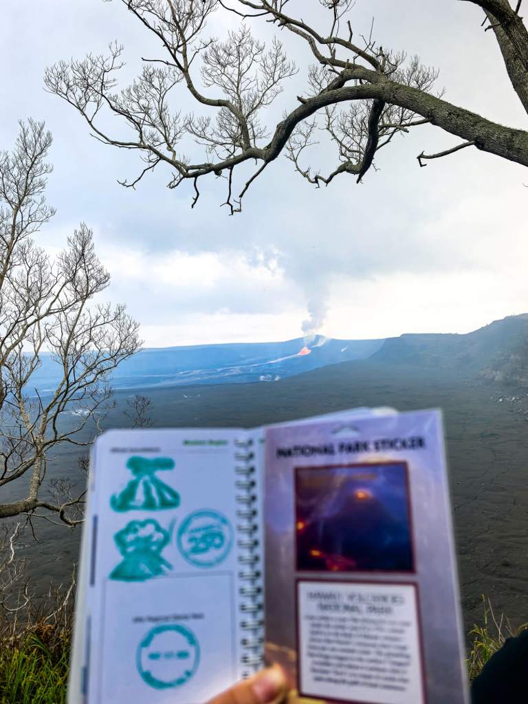 Erupcja Kīlauea na żywo: Jak zaplanować oglądanie lawy na Hawajach? (2026) Paszport i naklejka z Hawaii Volcanoes National Park z widokiem na erupcję Kīlauea w tle