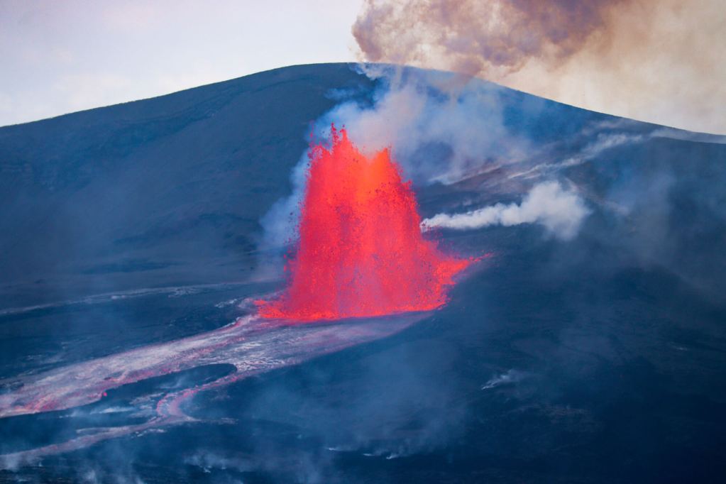 Spektakularna erupcja Kīlauea z tryskającą fontanną lawy na Big Island
