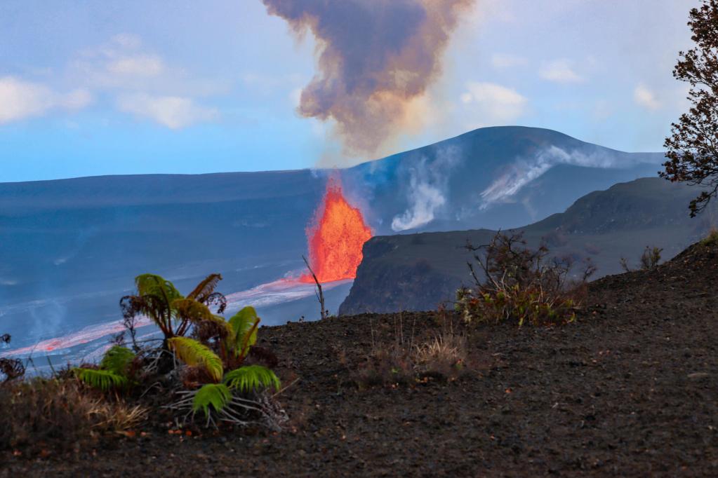 Fontanna lawy podczas erupcji Kīlauea w wulkanicznym krajobrazie Big Island.