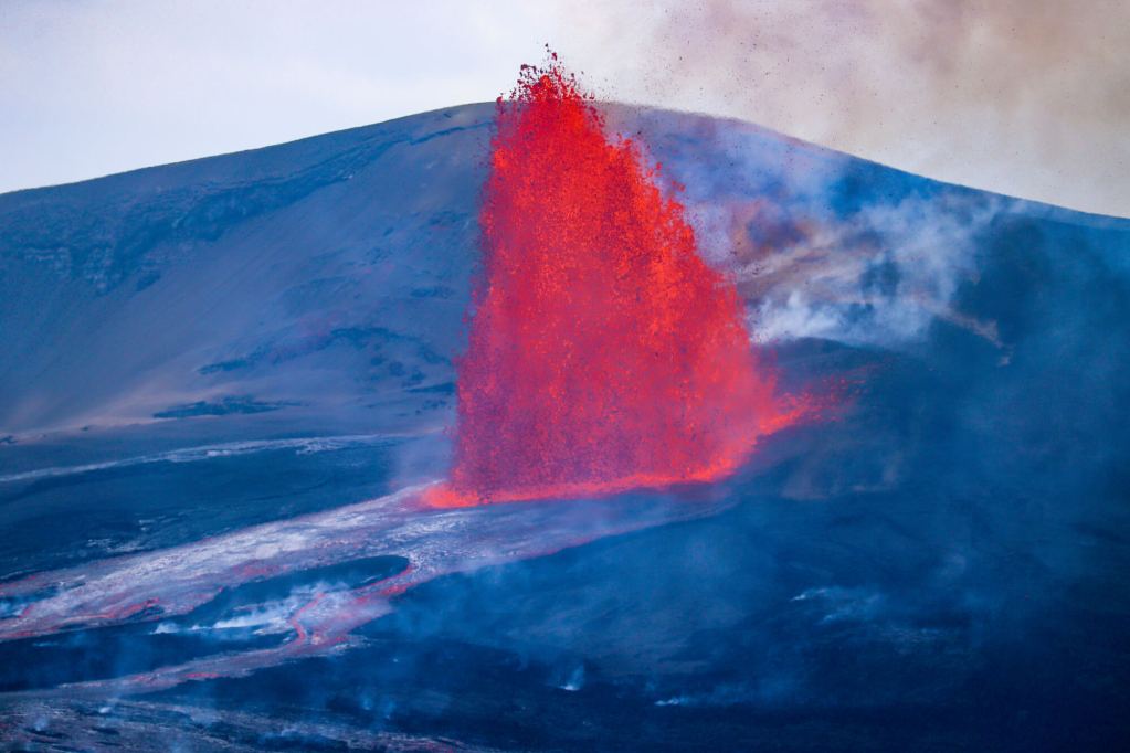 Erupcja Kīlauea na żywo: Jak zaplanować oglądanie lawy na Hawajach? (2026) Fontanna lawy strzelająca wysoko w niebo nad kraterem Kīlauea – spektakularna erupcja wulkanu