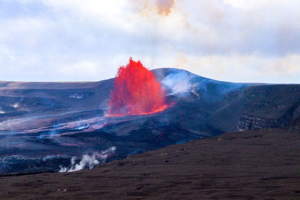 Erupcja Kīlauea na żywo: Jak zaplanować oglądanie lawy na Hawajach? (2026) Krajobrazowy widok fontanny lawy na Kīlauea – erupcja Kīlauea na Hawajach