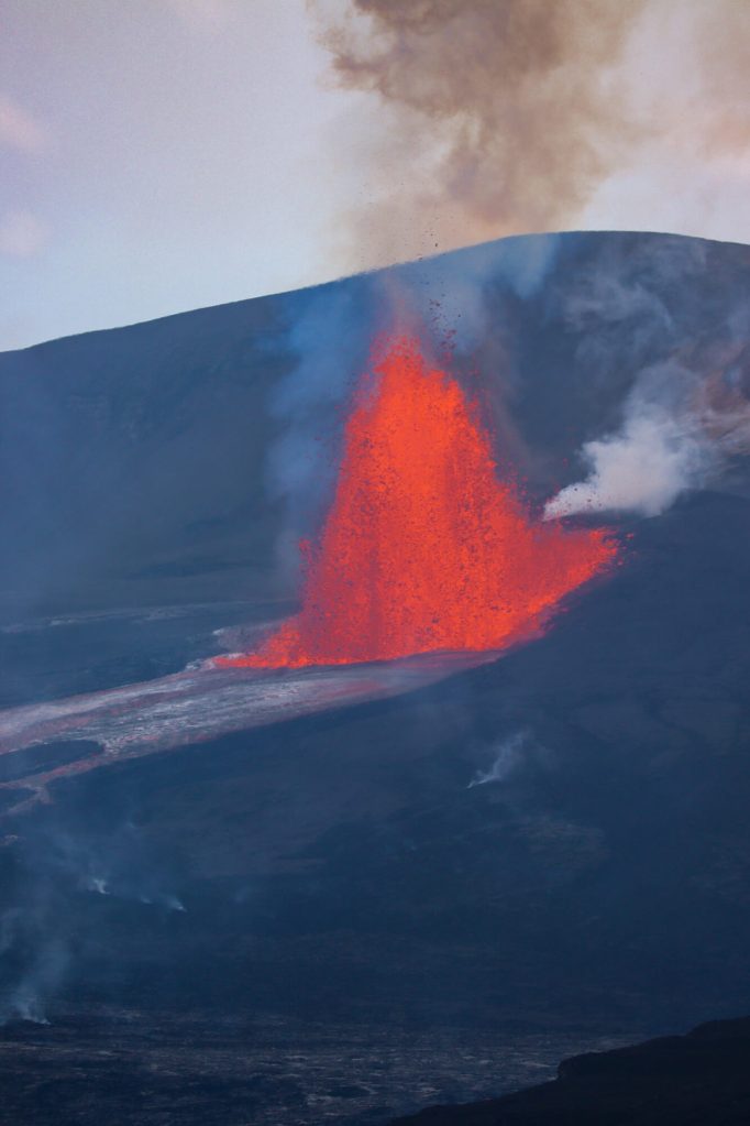 Erupcja Kīlauea na żywo: Jak zaplanować oglądanie lawy na Hawajach? (2026) Wysoka pionowa fontanna lawy na Kīlauea – gorąca erupcja wulkanu na Big Island